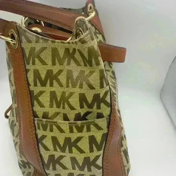 Michael Kors Authentic Monogrammed Bag. Tan Color - Picture 5 of 11